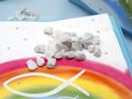Diese Tischdekoration zur Kommunion interpretiert das Thema Regenbogen  4
