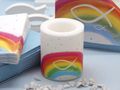 Die Symbolik des Regenbogens als Zeichen des Friedens und der Verbundenheit steht im Mittelpunkt dieser Tischdekoration zur Kommunion 2