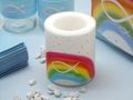 Eine farbenfrohe Kerze mit Regenbogen, passend für christliche Feiern wie Kommunion, Taufe oder Konfirmation 3
