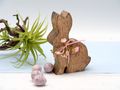 Deko Hase aus Mangoholz 15,5 cm – Osterhase mit Schleife & rosa Schleierkraut – Holz Osterdeko Frühling Tischdeko Natur 4