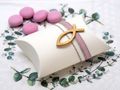Zwei Gastgeschenk-Schachteln handdekoriert mit Leinenbändern in Rosa und Weiß sowie einem goldfarbenen Fisch 2