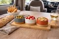 Servierset mit Bambus-Tablett & 3 Tonschalen für Snacks, Tapas & Vorspeisen, leicht beweglich 4