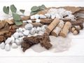 Weiß gekalkte Steine sind vielseitig einsetzbar und verleihen jedem Raum oder Außenbereich eine frische, elegante Not 4