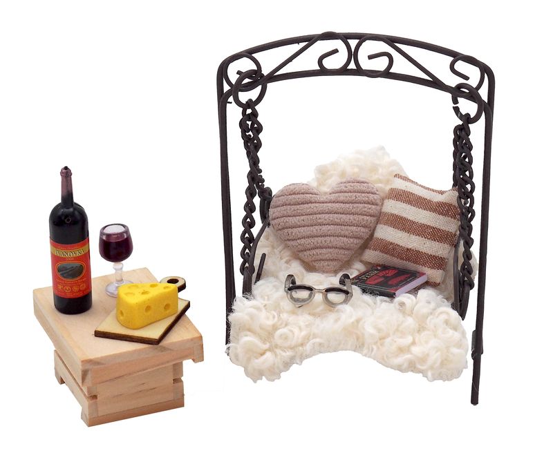 Miniatur Terrassen-Schaukelstuhl mit Tisch Wein und Käse Kissen Buch