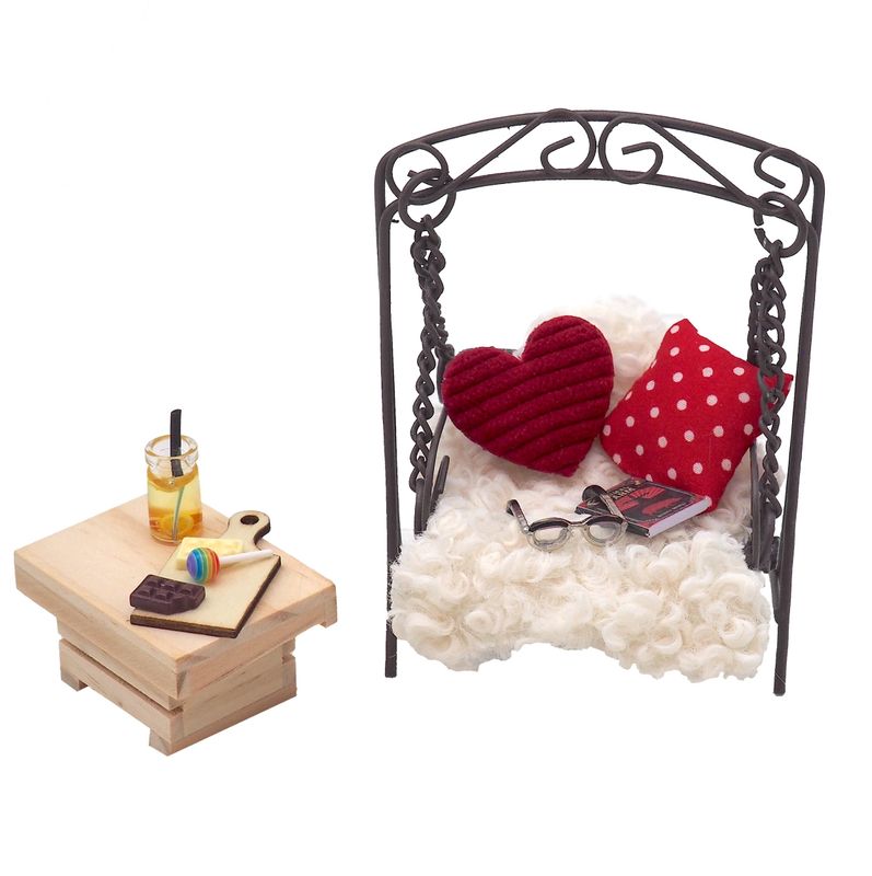 Miniatur Terrassen-Schaukelstuhl mit Tisch Saft Schokolade Lutscher Kissen Buch