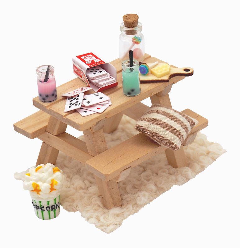 Wichteltür Tisch mit Bänken und Bubbletee Popcorn 