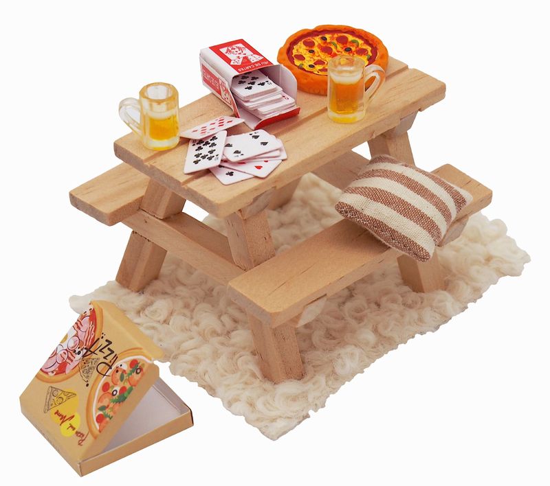 Wichteltür Tisch mit Bänken mit Karten Pizza und Biergläsern
