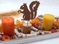 Herbst Deko-Tablett mit 2 Stumpenkerzen in Orange und Gelb, Eichhörnchen, Mini Kürbisse & Streudeko 2