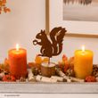 Herbstdeko Tablett 40 cm mit 2 Stumpenkerzen, Eichhörnchen, Kürbissen & Naturdeko – Orange Gelb Braun 4