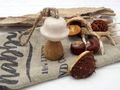 Holz Pilz mit glänzendem Schirm in Creme zum Aufhängen als Herbst oder Winter Deko 6