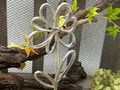Dekorativer Blumen-Aufsteller aus Aluminium mit Holzfuß – stilvolle Eleganz für Ihr Zuhause 3