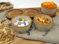 4-teiliges Schalen-Set mit Holzbrett – Keramik-Dip-Schalen auf Akazienholz-Tablett – für Snacks Dips & Tapas 3