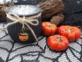Herbstliches Windlicht mit Kürbisanhänger, Hexenhut & Juteband. Erhältlich in 3 Farben – Deko für Wohnzimmer, Fensterbank & Halloween 10