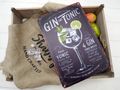 Deko Metallschild mit ein Glas Gin mit Eis, umgeben von saftigen Limetten und Minze sowie Cocktailrezept 3