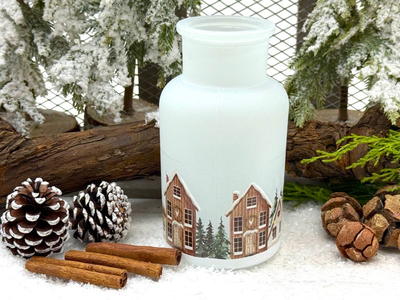 Deko Vase aus Glas mit Winterlandschaft Motiv – Milchglas-Optik dekoriert mit Häuser Advents- und Weihnachtsdeko 12,5cm H