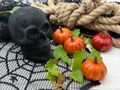 Deko Totenkopf in Schwarz als Geschenk Halloween für oder Dekoration in Bars, Cafés und Schaufenstern 3