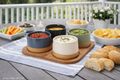 Snacktablett mit 4 Schalen und Servierbrett aus Bambus-Holz für Snacks, Knabereien, Dips, Tapas, Desserts 4