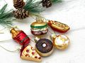 Christbaumschmuck Set aus Glas mit 6 Fast-Food-Motiven – Donut, Brezel, Burger, Hotdog, Pizzastück & Pommes 2