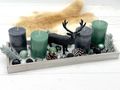Modernes Adventsgesteck auf Holztablett mit Hirsch in Schwarz, 4 Kerzen in Salbei-Grün & Anthrazit und Streudeko 4