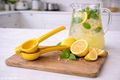 Zitronenpresse, Limettenpresse & Orangenpresse für frische Säfte, Cocktails & Dressings in Gelb 2