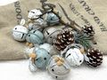 12-teiliges Christbaumschmuck-Set Metallglocken in Salbei, Taupe & Weiß zum Basteln 2