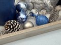 Adventsgeschenk - längliches Holztablett in Grau mit 4 dunkelblauen Adventskerzen, silbernem Hirsch & Streudeko 4