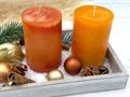 modernes Adventsgesteck für Weihnachten mit Marone, Orangefarbenen und Sahara-Beige Kerze sowie Hirsch in Gold 4