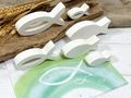 Deko zur Kommunion & Konfirmation in fGrün und Weiß, mit Servietten, Fischen, Streudeko, Tischband & Kerzen 3