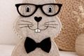 Deko Hase Aufsteller aus Filz – Osterhase mit Holzbrille & Schleife, Hasenfigur, Dekofigur Ostern 4