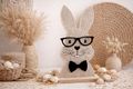 Deko Osterhase Aufsteller aus Filz mit Holzbrille und schwarzer Schleife – moderner Hingucker für Oster- und Frühlingsdeko 3