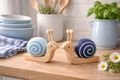 Zwei kleine Deko Schnecken aus Holz – Blaues Schneckenhaus  2
