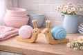 Holzfiguren - zwei kleine Schnecken in Blau und Rosa-  Deko für den Innenbereich 2