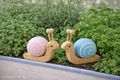 Zwei kleine Deko Schnecken in Blau und Rosa aus Holz Ergänzung zu Frühling und Ostern Dekoration 4