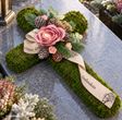 Kreuz aus Moos, Mooskreuz, Allerheiligen, Totensonntag, Grabschmuck, mauve Rosen 2