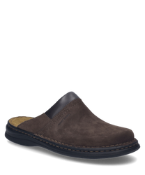 Der abgebildete Clog in der Farbe Brasil besteht aus hochwertigem Leder und zeigt eine robuste genähte Sohle. Das Design ist schlicht und elegant mit einem offenen Fersenbereich für einfaches An- und Ausziehen. Ein dezentes Markenlogo ist seitlich eingeprä