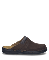Der abgebildete Clog in der Farbe Brasil besteht aus hochwertigem Leder und zeigt eine robuste genähte Sohle. Das Design ist schlicht und elegant mit einem offenen Fersenbereich für einfaches An- und Ausziehen. Ein dezentes Markenlogo ist seitlich eingeprä
