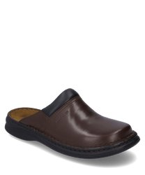 Der abgebildete Clog in der Farbe Brandy besteht aus glattem Leder und zeigt eine dezente Nahtverarbeitung. Der Schuh hat einen offenen Fersenbereich und ein weiches gepolstertes Fußbett für zusätzlichen Komfort. Die rutschfeste Sohle sorgt für sicheren Ha