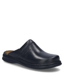 Der schwarze Clog aus Leder präsentiert sich mit einer glatten glänzenden Oberfläche und einem offenen Fersenbereich für einfaches Anziehen. Der Schuh hat eine dezente Naht entlang der Seiten und einen gepolsterten Innenbereich für zusätzlichen Komfort. Ei