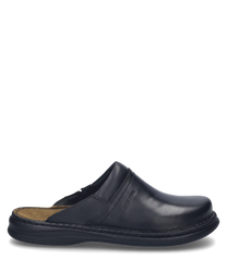 Der schwarze Clog aus Leder präsentiert sich mit einer glatten glänzenden Oberfläche und einem offenen Fersenbereich für einfaches Anziehen. Der Schuh hat eine dezente Naht entlang der Seiten und einen gepolsterten Innenbereich für zusätzlichen Komfort. Ei