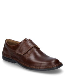 Scarpa marrone in pelle liscia con chiusura in velcro cuciture a vista e suola nera.