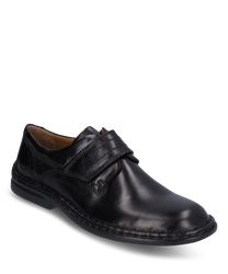 La scarpa è nera ed è realizzata in pelle liscia il che le conferisce un aspetto elegante. È dotata di una pratica chiusura in velcro che facilita l'indossamento e lo svestimento.
