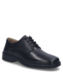 El zapato está hecho de cuero negro y cuenta con un clásico sistema de cordones. El diseño sencillo se realza con la fina costura y la discreta impresión de la marca en el lateral.
