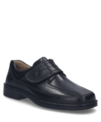 La chaussure basse est noire et fabriquée en cuir lisse avec une fermeture velcro pratique pour un enfilage et un retrait faciles. La couture discrète et le design épuré donnent à la chaussure une apparence élégante.