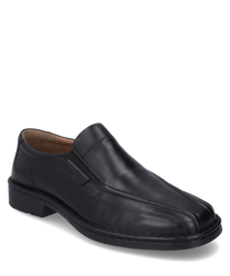 Ein eleganter schwarzer Slipper aus glattem Leder mit einem praktischen Gummizug als Verschluss. Der Schuh hat eine dezente Nahtverzierung und eine robuste schwarze Sohle die Komfort und Stil vereint.