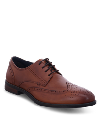 Chaussure élégante en cuir marron avec un laçage classique et de fins détails en perforation. La chaussure a une surface lisse et une semelle robuste et sombre.