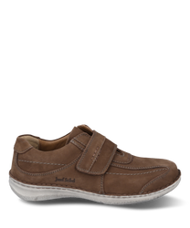 La chaussure à lacets en cuir marron dispose d'une fermeture velcro pratique. La semelle claire et les coutures contrastantes donnent à la chaussure un aspect moderne.
