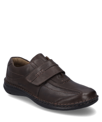 La scarpa bassa di colore Moro è realizzata in pelle liscia e si distingue per la pratica chiusura in velcro. I dettagli delle cuciture e la suola morbida offrono comfort e stile per la vita quotidiana.