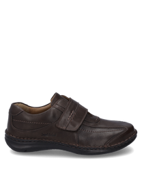 La scarpa bassa di colore Moro è realizzata in pelle liscia e si distingue per la pratica chiusura in velcro. I dettagli delle cuciture e la suola morbida offrono comfort e stile per la vita quotidiana.