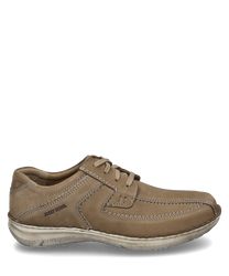 La scarpa in similpelle beige si distingue per la sua discreta allacciatura. Le cuciture visibili e il bordo imbottito conferiscono un aspetto casual e confortevole.