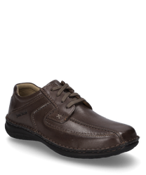 The brown leather shoe features lacing and a subtle decorative stitch. The simple design is complemented by the sturdy sole and the small logo on the side making it ideal for a classic look.